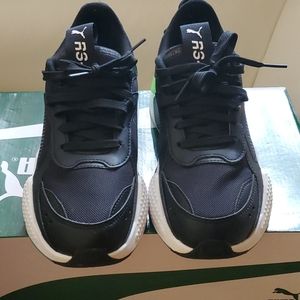 *BRAND NEW NEVER WORN * PUMA SNEAKERS